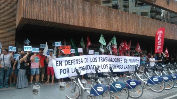 Un momento de la protesta en la calle Colón de Valencia.