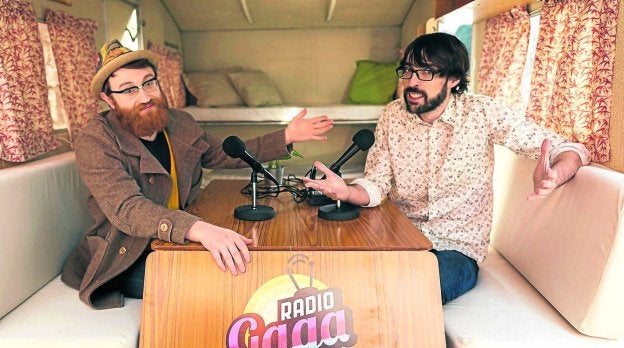 Manuel Burque (izquierda) y Quique Peinado, en la furgoneta donde han instalado su estudio radiofónico. / movistar+