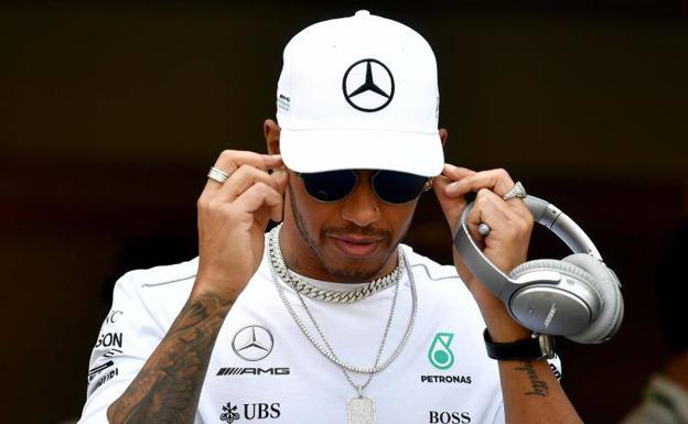 El piloto británico Lewis Hamilton, en los preparativos del GP de Azerbayán.