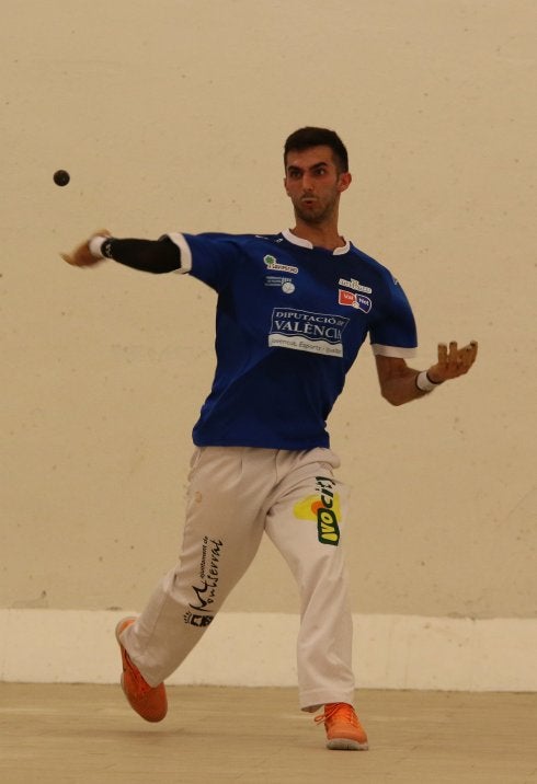 Marc se prepara para golpear de volea ayer.