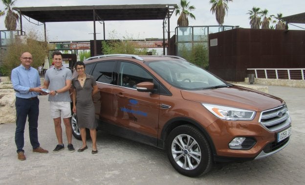 Responsables de Bioparc y Ford entregan el premio.