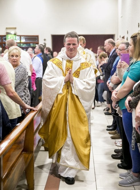 Philip Mulryne cuando vestía la camiseta del United, y el pasado fin de semana, en su ordenación sacerdotal.