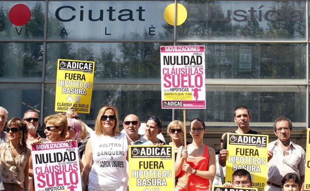 Protesta de miembros de ADICAE afectados por la clausula suelo en las hipotecas.