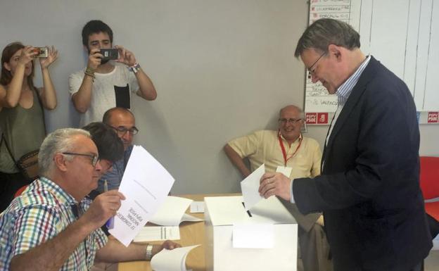 Ximo Puig, en el momento de votar.