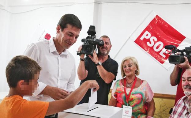 Rafa García acude a votar junto a su hijo.
