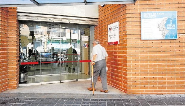 Un hombre se dispone a entrar en un centro de salud valenciano.