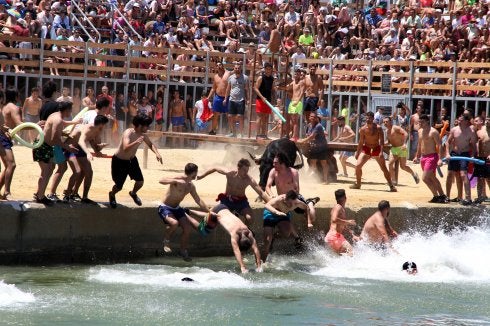 Los jóvenes difrutan en los bous a la mar de Dénia.
