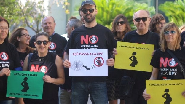 Concentración en apoyo a la mujer declarada no apta.