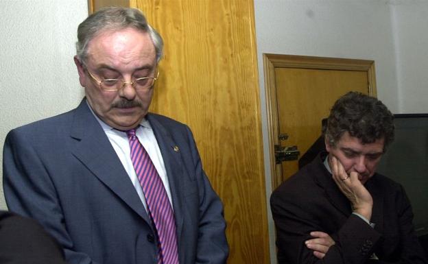 Vicente Muñoz (izquierda) y Ángel María Villar en 2002.