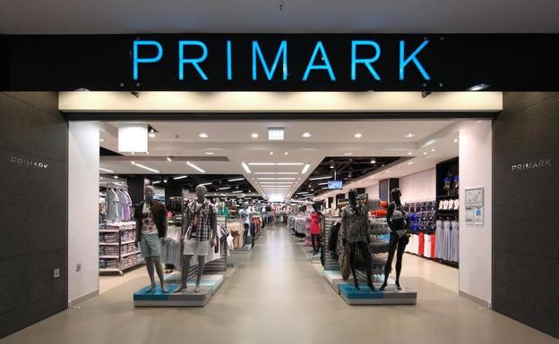 Primark retira miles de chanclas de sus tiendas.