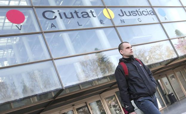 Rafael Blasco Císcar, saliendo de la Ciudad de la Justicia.