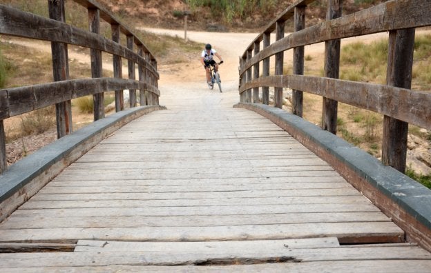 Un ciclista cruza la pasarela a la altura de Paterna./SILVESTRE
