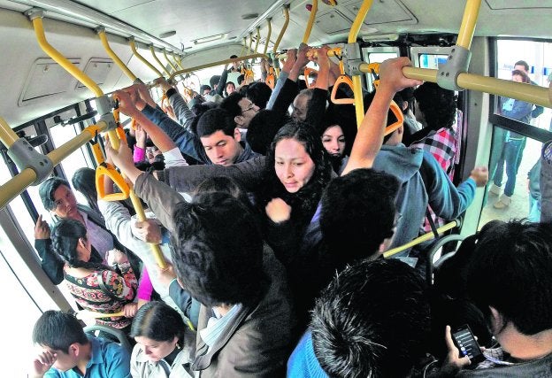 Un huequito. Típica aglomeración de pasajeros en un bus limeño. :: mariana bazoreuters/ /