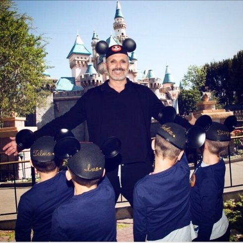 Bosé y sus cuatro hijos en Disneyland, California, en una imagen difundida por el propio artista. instagram