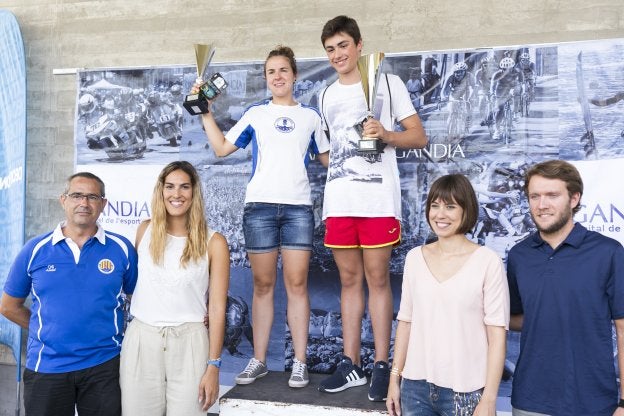 Los premiados, con la alcaldesa, Diana Morant, la edil Lydia Morant y representantes del NiE.