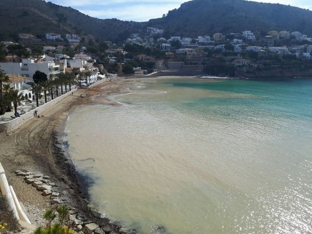 La playa del Portet de Moraira pocos después de las aportaciones de arena de marzo, que enturbiaron el agua durante unos días.
