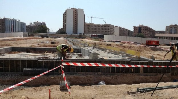 Un operario trabajando en las obras del jardín, hace unos días.