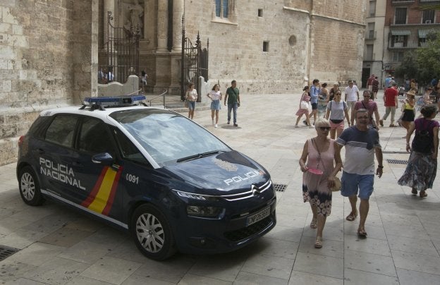 Un coche de la Policía Nacional, ayer cruzado en la calle Micalet.