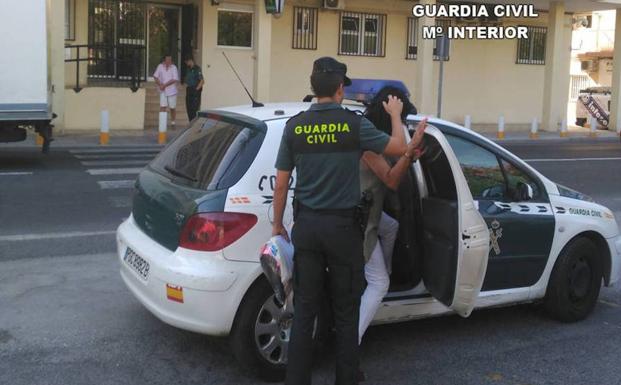 La Guardia Civil detiene a la pareja que extorsionaba al empresario alicantino en Alicante.