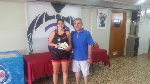 Neus Ramos con su trofeo.