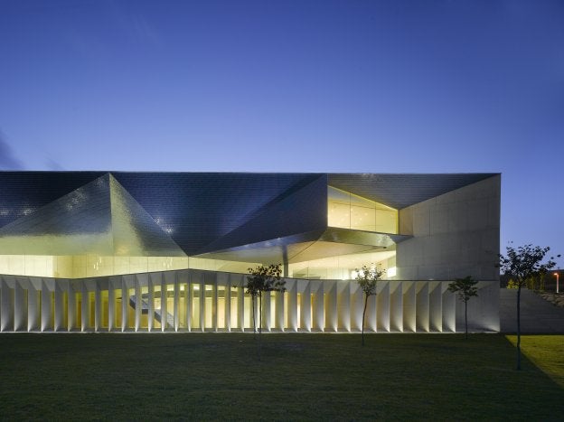 Jardines con fachada al mar del Auditori Teulada Moraira, donde se celebrará el evento.