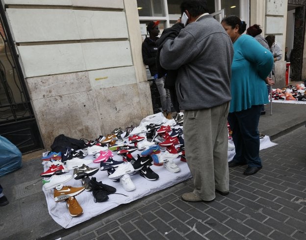 Manteros en una calle del centro, en una imagen de archivo.