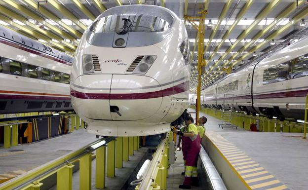 Unos operarios trabajan en las instalaciones de un taller de mantenimiento, /Toni Albir (Efe)