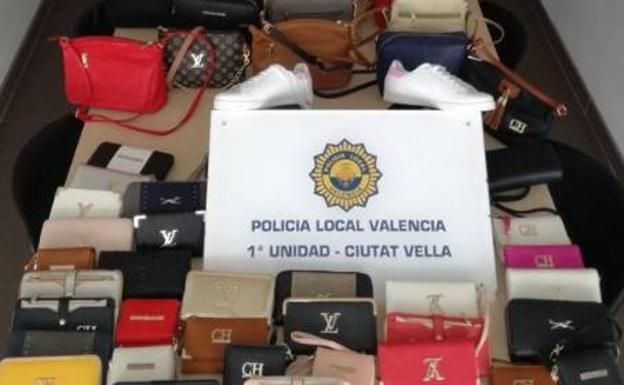 Objetos de imitación incautados en Ciutat Vella.