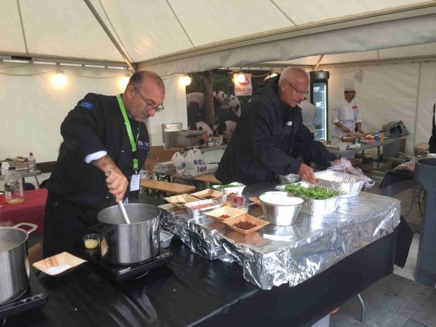 El alcalde de Dénia ayudando al formador del CdT, Vicent Simó, en el Bergen Matfestival.
