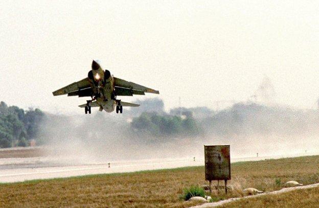 Un avión militar despega de una base aérea en Manises.