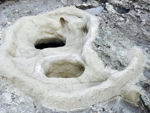 El silo de cereales que ha sacado a la luz la excavación en la Cova de les Bruixes.