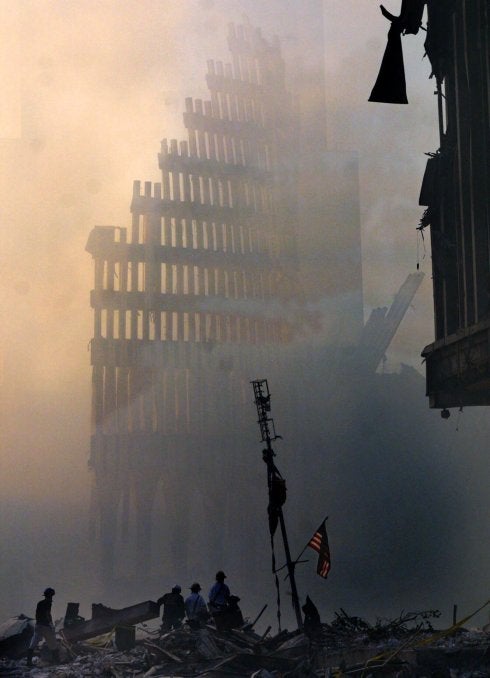 Los tanques de queroseno de los aviones derritieron el acero de los rascacielos, que ardieron a 800 grados. Las cenizas y el polvo sepultaron las calles e hicieron que bomberos y policías parecieran figuras espectrales.