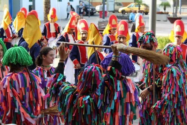 Un grupo de Pedacets celebra la llegada de las fiestas junto al Tio de la Porra.