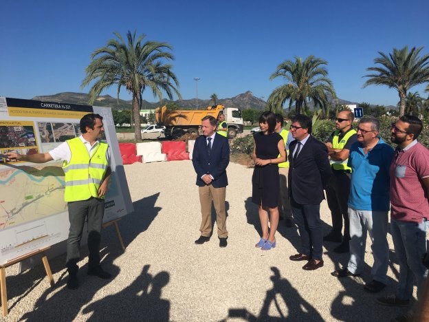 Un técnico explica al delegado del gobierno, a la alcaldesa de Gandia y a otras auroridades los detalles del proyecto de la N-337.