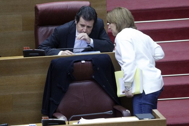 José Císcar atiende a Isabel Bonig en Les Corts.