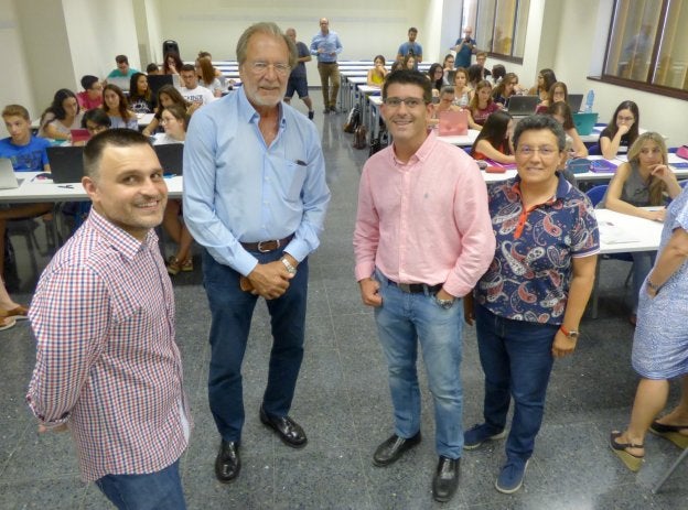Autoridades que asistieron a saludar a los primeros alumnos de Enfermería.