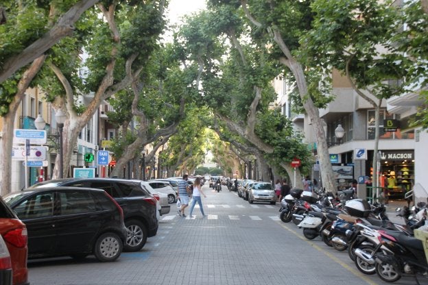La calle Marqués de Campo en Dénia, la principal arteria de la capital de la Marina Alta.