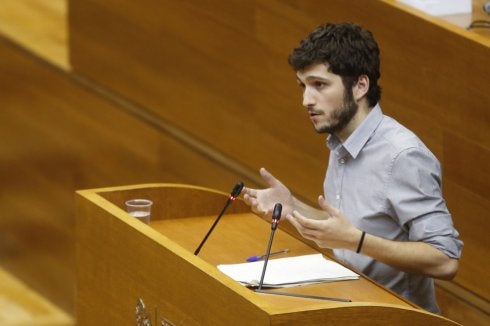 El síndic de Podemos, Antonio Estañ, ayer en Les Corts.
