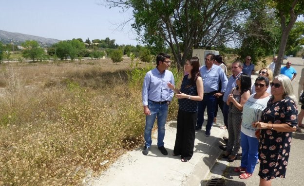 Reciente visita de la consellera a los terrenos.