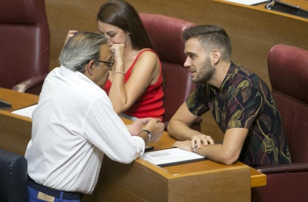El síndic socialista Manolo Mata habla con el portavoz nacionalista Fran Ferri, ayer en Les Corts.