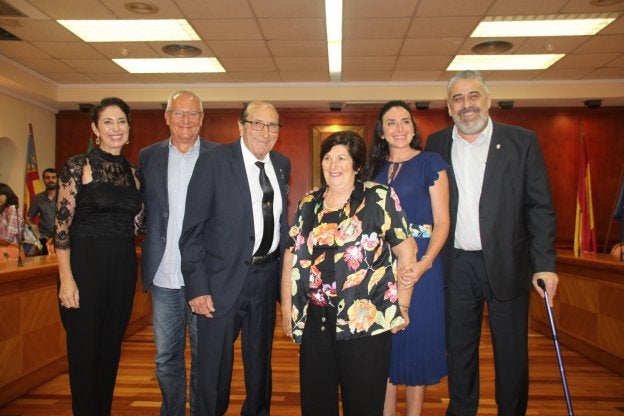El restaurador con su familia y los alcaldes de Pego y Dénia, en el salón de pleno pegolino tras el acto de reconocimiento como Hijo Adoptivo del municipio.