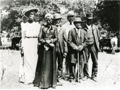 1867. Grupo de afroamericanos estadounidenses posando para la foto en el siglo XIX
