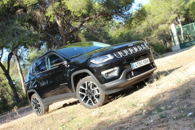 Diseño similar al Grand Cherokee, pero en un formato más compacto y 'popular'.