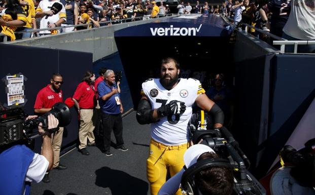 Alejandro Villanueva, escuchando el himno de EE UU en el Soldier Field de Chicago. /Joe Robbins (Afp)