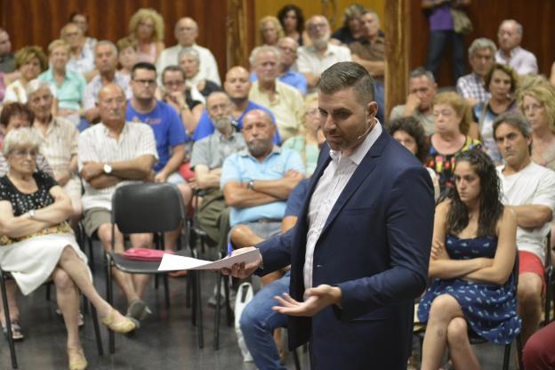 El alcalde de Cullera, Jordi Mayor, interviene en una asamblea. / lp