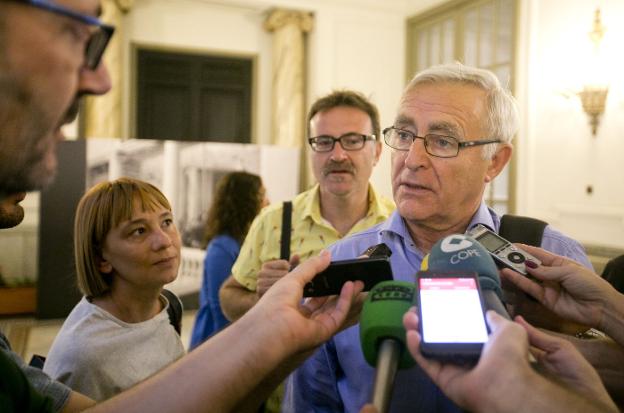 Ribó atiende a los medios tras el pleno municipal celebrado ayer. / damián torres