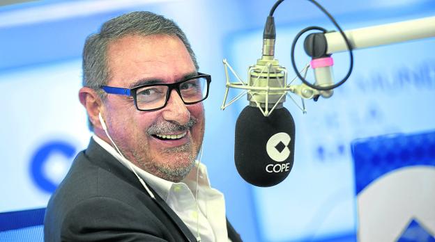 Carlos Herrera conduce actualmente el matinal 'Herrera en Cope'. / ignacio gil