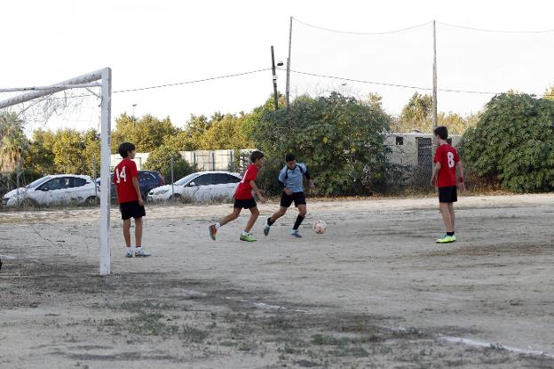 Varios jugadores del equipo infantil del Sporting de Benimaclet se entrenan en el antiguo campo de tierra. / irene marsilla