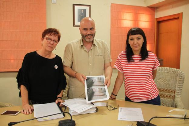 El edil de JuGa, Jaume Monfort, junto a Magda Mengual y concejal Àngels Soler. / B. Ortolà