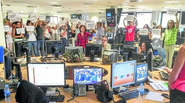 Un momento de la protesta de ayer de varios periodistas de TVE. La foto la subió a las redes sociales Marga Gallego. / witter
